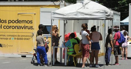 Fotografía de varias personas mientras acuden a realizarse una prueba para detectar la COVID-19 en el Hospital Pedro Elizalde en Buenos Aires (Argentina).