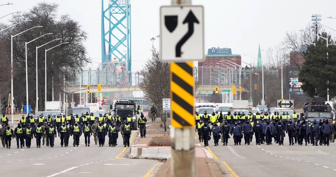 Policías Canadienses Avanzan Para Desalojar a Manifestantes Que Bloquearon El Acceso Al Puente Ambassador Que Une a Estados Unidos Con Canadá En Windsor Ontario El Domingo De Febrero De