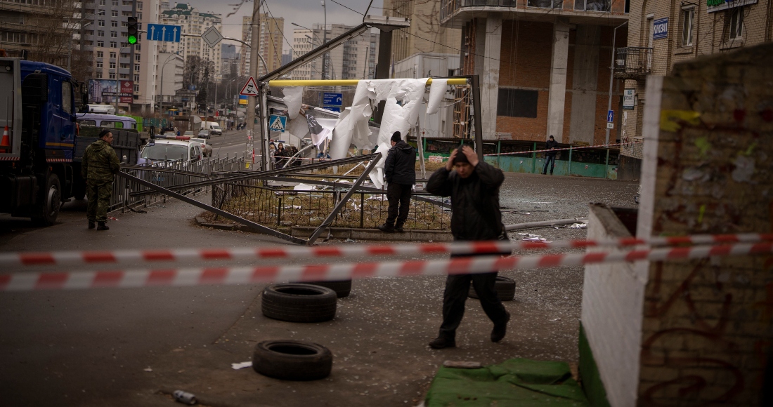 Policías Inspeccionan Una Zona En Kiev Ucrania Después De Un Aparente Ataque Ruso El Jueves De Febrero De