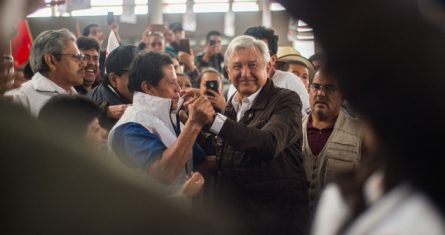 Andrés Manuel López Obrador cuando era precandidato a la Presidencia por la coalición "Juntos Haremos Historia".