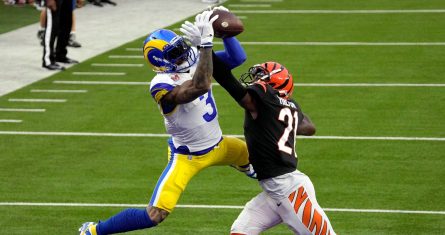 El receptor Odell Beckham Jr. (3) de los Rams de Los Ángeles atrapa un pase de touchdown frente al cornerback Mike Hilton de los Bengals de Cincinnati en el Super Bowl, el domingo 13 de febrero de 2022, en Inglewood, California.