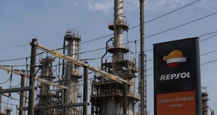 Fotografía de la fachada de la refinería La Pampilla de Repsol, en Lima (Perú).