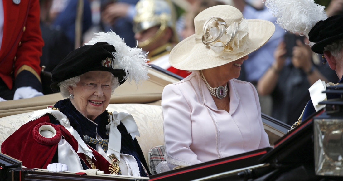 Imagen De Archivo De La Reina Isabel Ii Junto a Camila Duquesa De Cornualles d En Un Carruaje Durante Una Ceremonia En Windsor