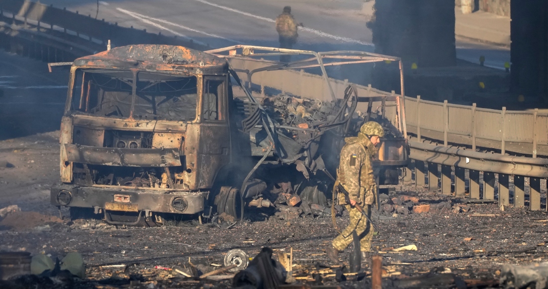 Un Soldado Ucraniano Se Desplaza Entre Los Restos De Un Camión Militar Incendiado En Una Calle En Kiev Ucrania El Sábado De Febrero De