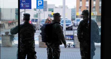 Soldados estadounidenses llegan al aeropuerto Rzeszow-Jasionka en el sudeste de Polonia el 5 de febrero del 2022.