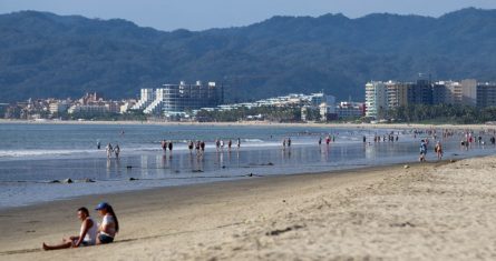 Turistas disfrutan del mar en la playas de Puerto Vallarta.