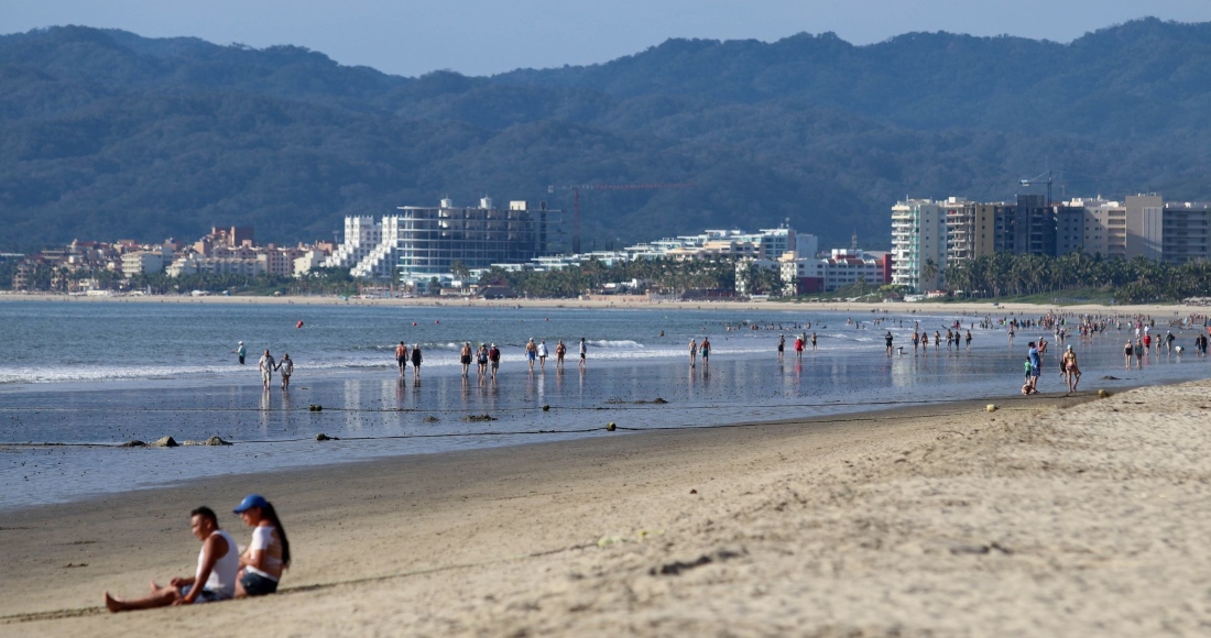 Turistas Disfrutan Del Mar En La Playas De Puerto Vallarta