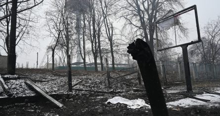 Vista del estado de los alrededores, tras el bombardeo ruso a la torre de televisión de Kiev (Ucrania).