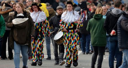 La escena después de que un automóvil embistió a peatones en Strepy-Bracquenies, Bélgica, el 20 de marzo del 2022.