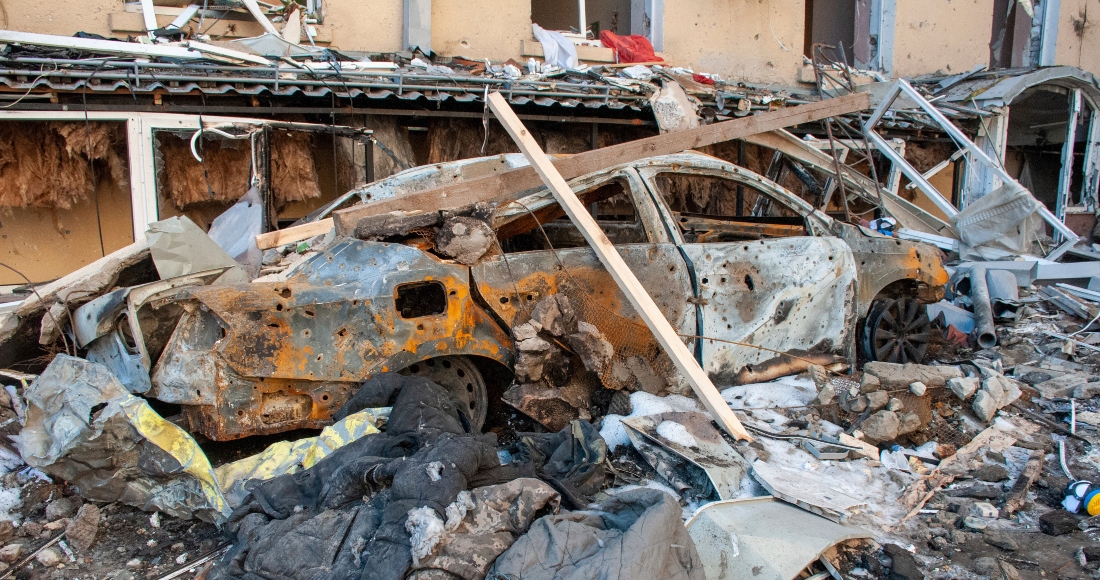 Un Auto Destruido Por Proyectiles Se Ve En Una Calle De Járkiv Ucrania El Martes De Marzo De