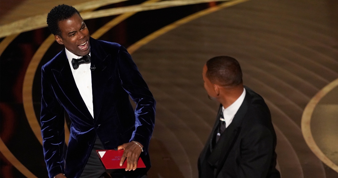 El Presentador Chris Rock a La Izquierda Reacciona Tras Ser Confrontado Por Will Smith Mientras Presentaba El Premio Al Mejor Documental En La Ceremonia De Los Óscar Tras Hacer Un Chiste Sobre Su Esposa Jada Pinkett Smith El Domingo De Marzo De En El Teatro Dolby En Los Ángeles