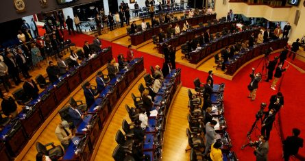 Diputados guardan minuto de silencio durante una sesión extraordinaria del Congreso salvadoreño, hoy en San Salvador (El Salvador).