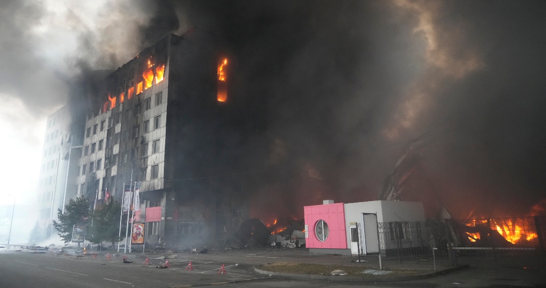 Un Edificio Arde En Llamas Después De Un Bombardeo Ruso En Kiev Ucrania El Jueves De Marzo De