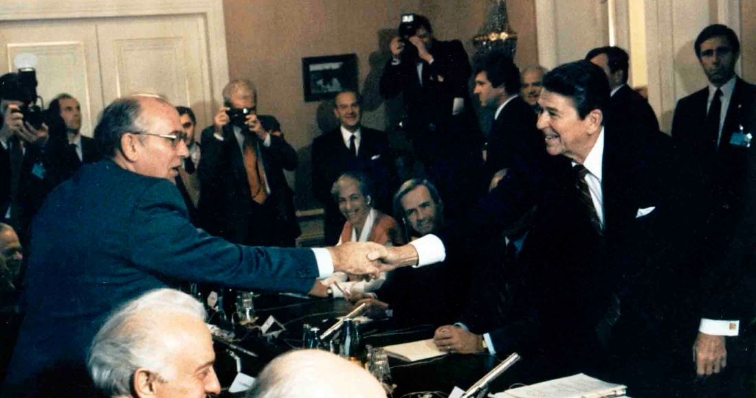 El Líder Soviético Mikhail Gorbachev Le Da La Mano Al Presidente De Estados Unidos Ronald Reagan En La Conferencia De Ginebra En Noviembre De La Invasión De Ucrania Hace Recordar a Muchos Los Tiempos De La Guerra Fría