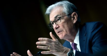 El presidente de la Reserva Federal, Jerome Powell, habla ante la comisión bancaria del Senado, 11 de enero de 2022 en el Capitolio, Washington.