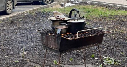 Los residentes de la ciudad de Mariúpol han llegado a cocinar hasta palomas de las calles para poder sobrevivir al asedio de las tropas rusas debido a la escasez de suministros básicos en la urbe.