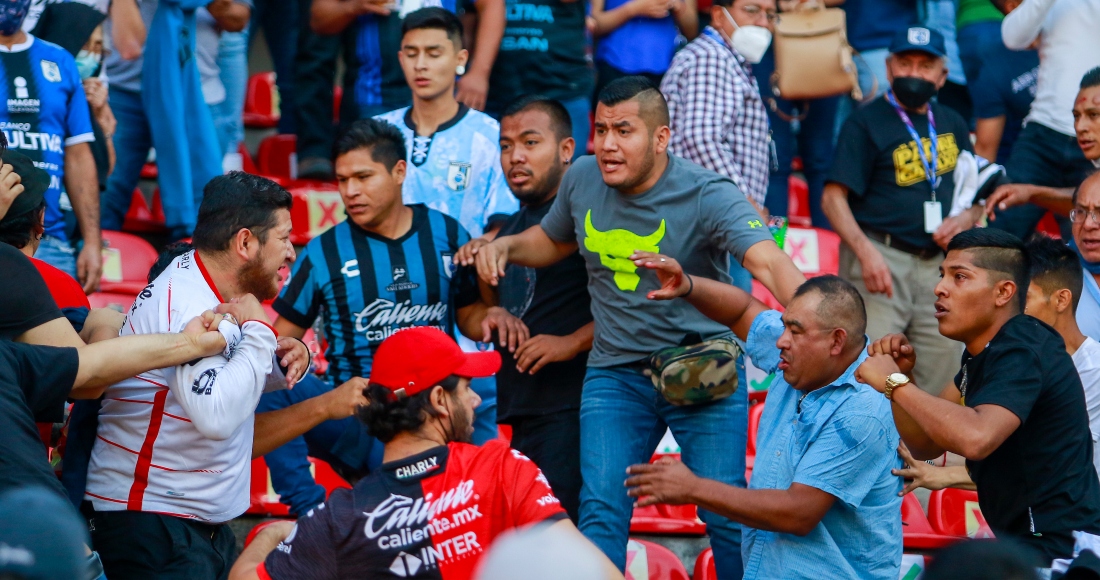 Aficionados Del Querétaro Y Del Atlas Riñen Durante Un Partido De La Liga Mx Disputado El Sábado De Marzo De En El Estadio Corregidora