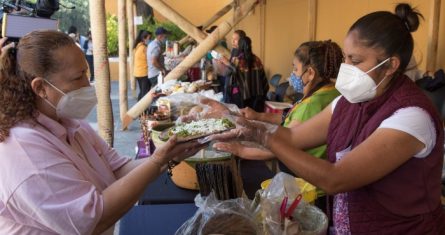 Guadalupe Piña, “Doña Lupita”, conocida por haber vendido “doraditas” durante la inauguración del Aeropuerto Internacional Felipe Ángeles (AIFA) ofreció sus productos en el Mercado El Solar de Cencalli ubicado en el Complejo Cultural Los Pinos.