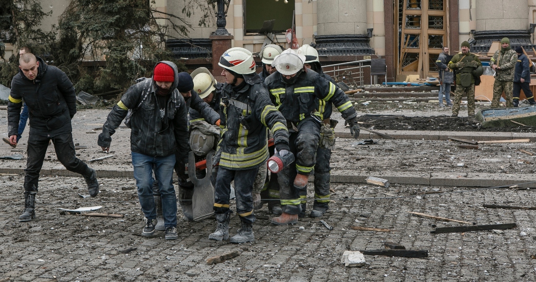 Personal de los servicios de emergencia retira el cadáver de una personas fallecida en un bombardeo ruso de un edificio municipal del centro de Járkiv, Ucrania, el 1ro de marzo del 2022.