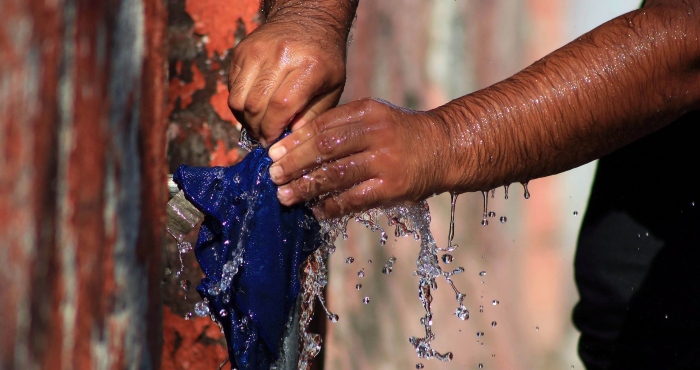 Un Trabajador Del Servicio De Agua Y Alcantarillado De Cuernavaca Intenta Controlar El Agua Que Sale De Una Tubería