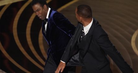 Will Smith, derecha, golpea al presentador Chris Rock en el escenario al presentar el premio a Mejor Largometraje documental en los Óscar el domingo 27 de marzo de 2022 en el Teatro Dolby en Los Ángeles.