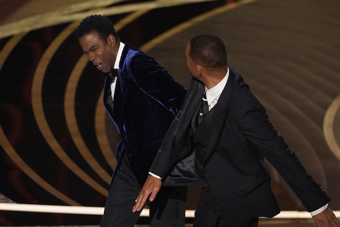 Will Smith Derecha Golpea Al Presentador Chris Rock En El Escenario Al Presentar El Premio a Mejor Largometraje Documental En Los Óscar El Domingo De Marzo De En El Teatro Dolby En Los Ángeles