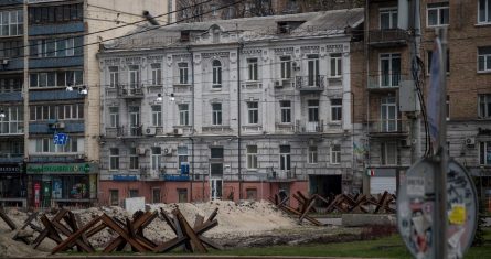 Fotografía de barricadas de arena y metal son vistas en una calle, hoy en Kiev (Ucrania).