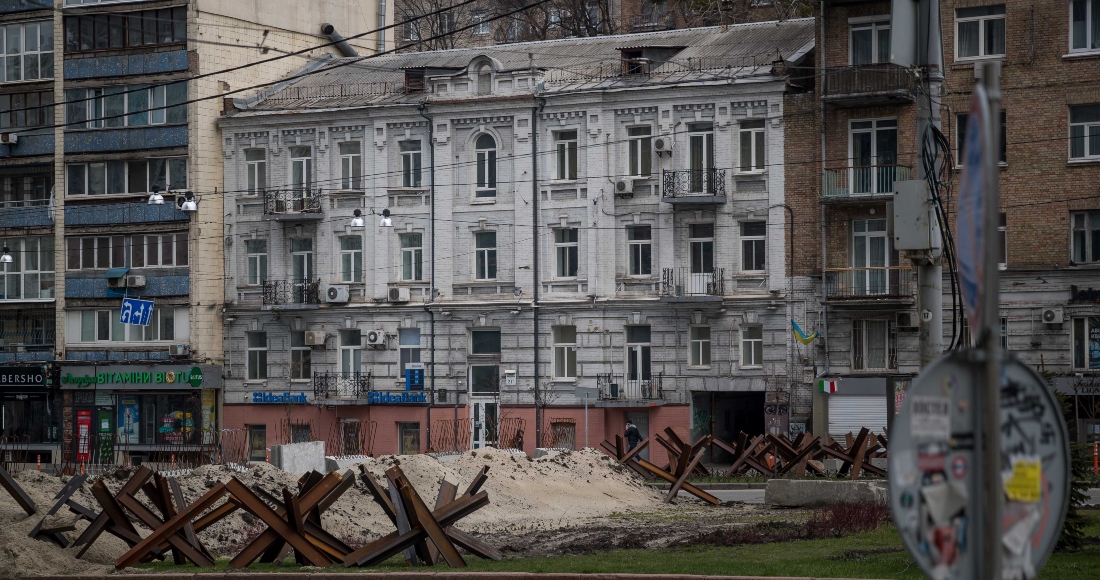 Fotografía De Barricadas De Arena Y Metal Son Vistas En Una Calle Hoy En Kiev ucrania