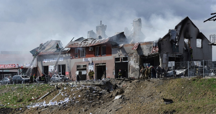 Los Bomberos Apagan Un Incendio Después De Un Ataque Aéreo En Una Tienda De Neumáticos En Leópolis Ucrania El Lunes De Abril De