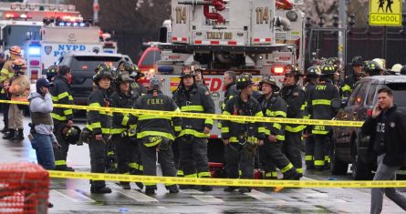 Funcionarios del Departamento de Policía y Bomberos de la ciudad de Nueva York en la escena de un tiroteo múltiple reportado en una estación del Metro, este 12 de abril de 2022.