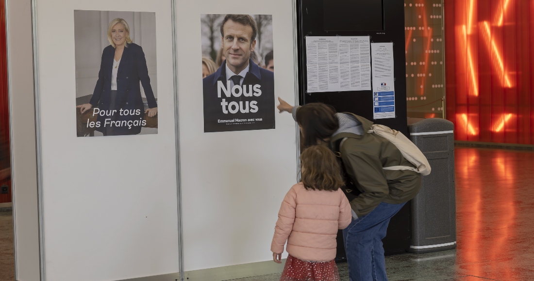 Un Votante Muestra a Su Hija Los Carteles Electorles De Los Candidatos a La Presidencia Francesa