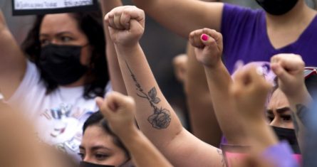 Mujeres de diversas colectivas se reunieron en las afueras del Motel Nueva Castilla, ubicado sobre la carretera a Laredo, para realizar un homenaje a Debanhi Escobar, joven hallada sin vida en una de sus cisternas.