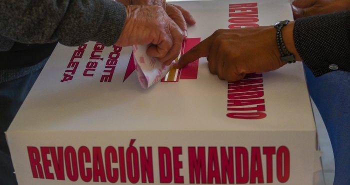 Ciudadanos Acudieron a Las Casillas a Participar En La Consulta Ciudadana De Revocación De Mandato