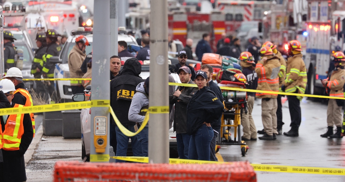 Funcionarios Del Departamento De Policía Y Bomberos De La Ciudad De Nueva York En La Escena De Un Tiroteo Múltiple Reportado En Una Estación Del Metro Este De Abril De