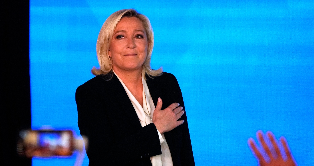 La Candidata De Extrema Derecha Marine Le Pen Se Pone La Mano Sobre El Pecho Frente a Sus Simpatizantes Tras El Anuncio De Las Primeras Proyecciones De La Segunda Vuelta Electoral Francesa El Domingo De Abril De En París