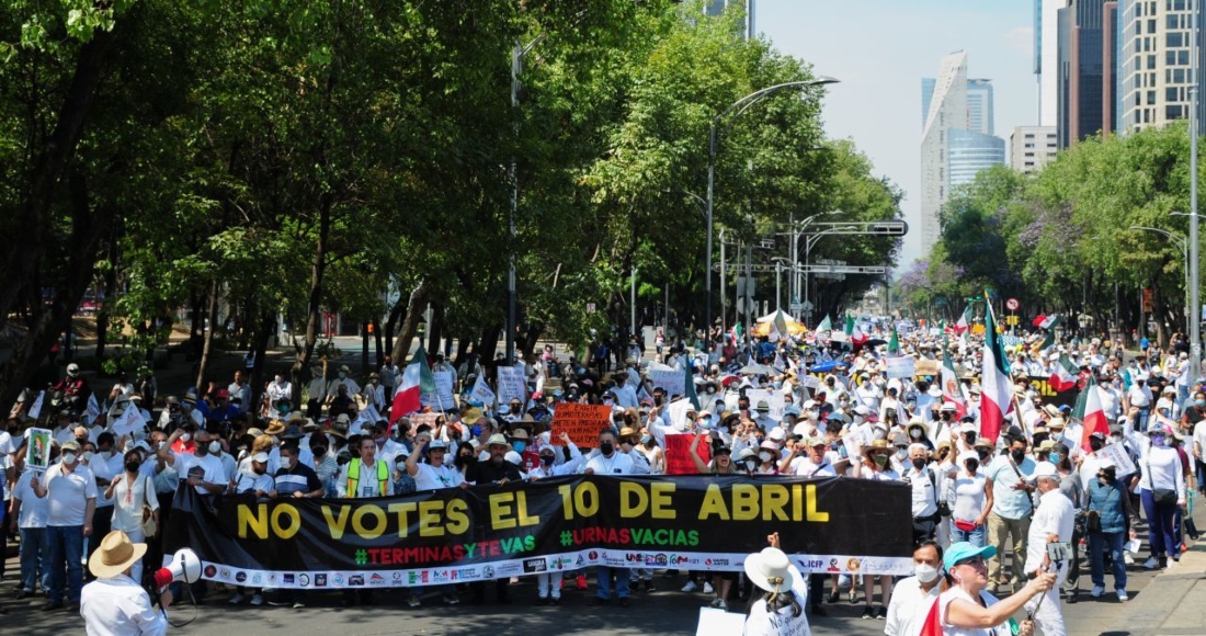 Cientos De Personas Protestando En Contra De La Revocación De Mandato Avanzaron Por Paseo De La Reforma Hasta Llegar Al Monumento a La Revolución