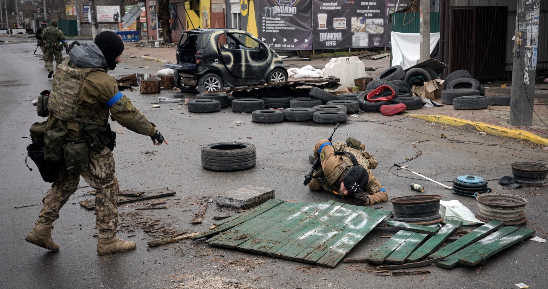 Militares Rusos Comprueban Las Calles Por Si Hubiera Trampas Explosivas En Bucha Un Suburbio De Kiev Que Estuvo Ocupado Por Tropas Rusas El Sábado De Abril De