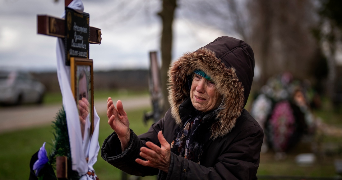 Valentyna Nechyporenko De Años Llora En La Tumba De Su Hijo De Años Ruslan En Su Funeral En El Cementerio En Bucha a Las Afueras De Kiev El Lunes De Abril De Ruslan Murió El De Marzo a Manos De Tropas Rusas Cuando Entregaba Ayuda Humanitaria a Sus Vecinos En Las Calles De Bucha Ucrania