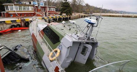 Un navío dañado de la Guardia Costera ucraniana del Mar de Azov yace inservible tras intensos combates en un área controlada por fuerzas separatistas respaldadas por Rusia, el martes 19 de abril de 2022, en Mariúpol, Ucrania.