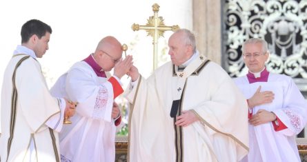 El Papa Francisco durante la misa del Domingo de Resurrección en la Plaza de San Pedro.