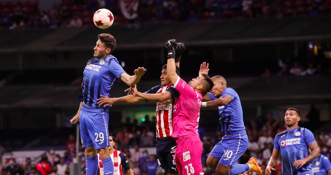 El Jugador De Cruz Azul Santiago Giménez i Disputa El Balón Con Gilberto Sepúlveda i Y Con El Portero Miguel Jiménez c De Chivas El Sábado De Abril De Durante Un Partido De La Jornada Del Torneo Clausura Del Futbol Mexicano Realizado En El Estadio Azteca De La Ciudad De México