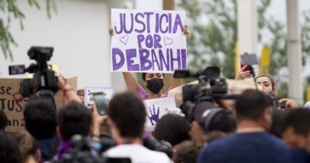 Mujeres protestan afuera del motel Nueva Castilla, donde fue hallado el cuerpo de Debanhi Escobar.