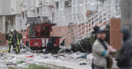 Rescatistas trabajan en el lugar de un bombardeo en la ciudad de Odesa, en el sur de Ucrania.