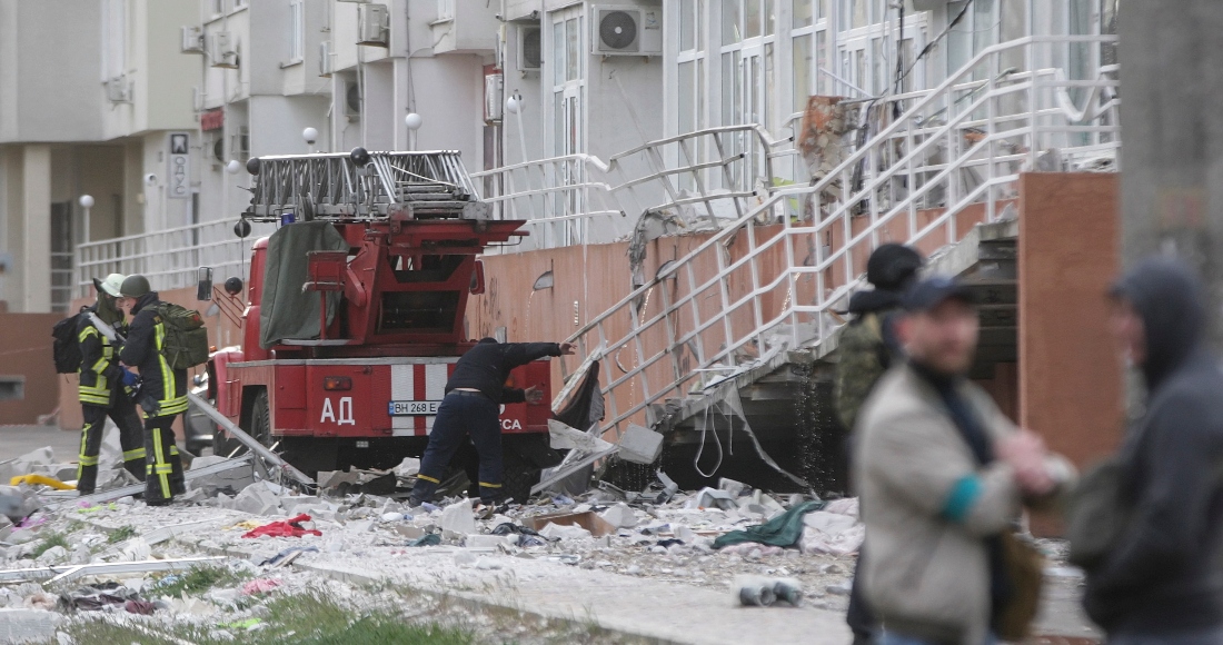 Rescatistas Trabajan En El Lugar De Un Bombardeo En La Ciudad De Odesa En El Sur De Ucrania