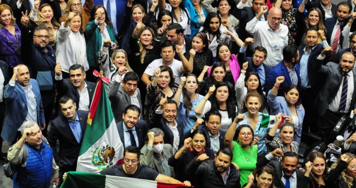 Celebración De La Bancada Del Pan Al Término De La Sesión Donde Se Discutió La Reforma Eléctrica