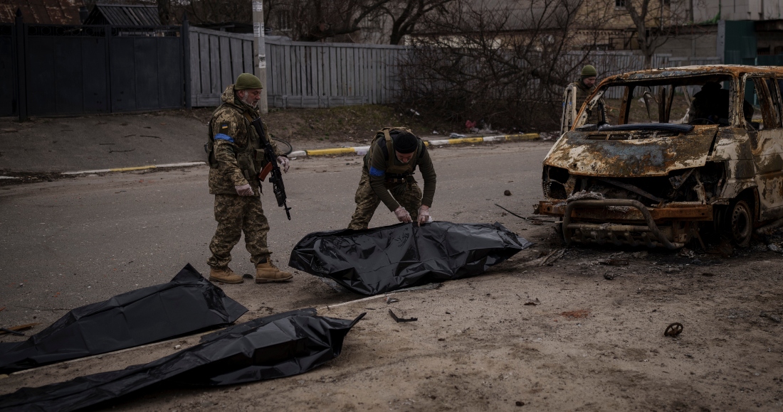 Soldados Ucranianos Recuperan Del Interior De Un Vehículo Calcinado Los Restos De Cuatro Civiles Muertos En Bucha En Las Afueras De Kiev Ucrania El Martes De Abril De