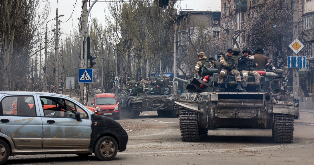 Tanques Rusos Marchan Por Una Calle En Una Zona Controlada Por Fuerzas Separatistas Con Apoyo Ruso En Mariúpol Ucrania El Sábado De Abril De