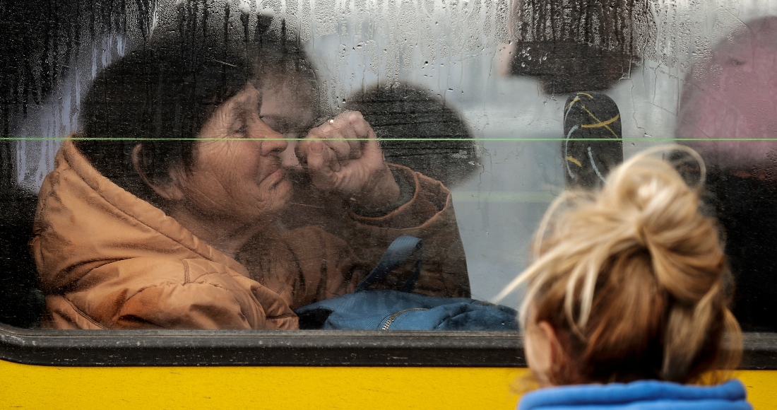 Una Mujer Hace Un Gesto En El Autobús En El Que Ha Llegado a Zaporiyia Esta Ciudad Del Centro Este De Ucrania Se Ha Convertido En El Lugar Al Que Llegan La Mayor Parte De Personas Que Huyen De Mariúpol Y Las Localidades Cercanas Controladas Por El Ejército Ruso