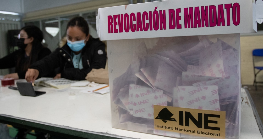 Decenas de personas acuden a las casillas de votación para la consulta de Revocación de Mandato en la Ciudad de México.