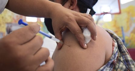 Las autoridades de Salud comenzaron con la aplicación de vacunas contra COVID a menores de edad (de 15 a 17 años de edad) en Tapachula, Chiapas.